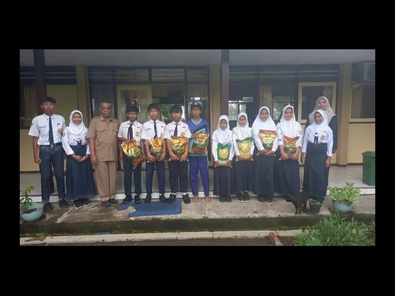 Bansos Siswa Dampak Banjir Desa Klatakan